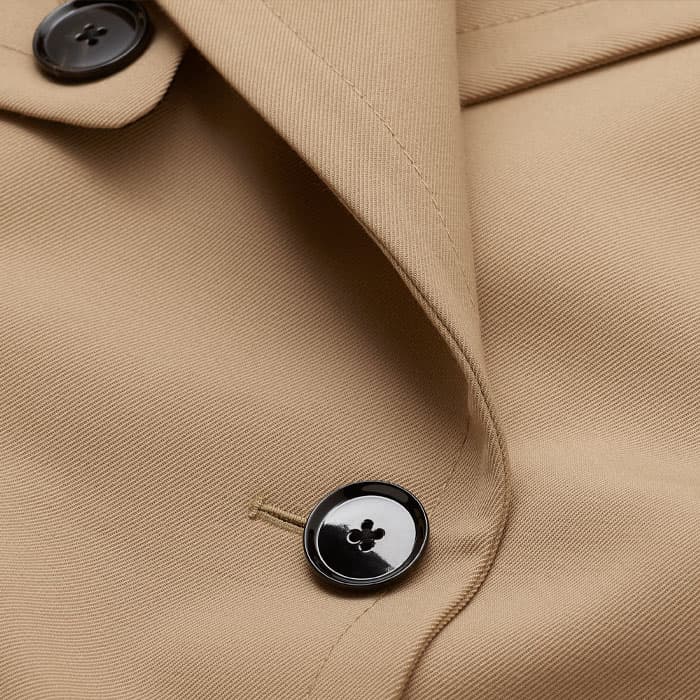 Crafted from classic wool-blend tailoring fabric with a clever blend of structure and fluid drape. This style has a stretch-infused sleeve lining for added comfort. 