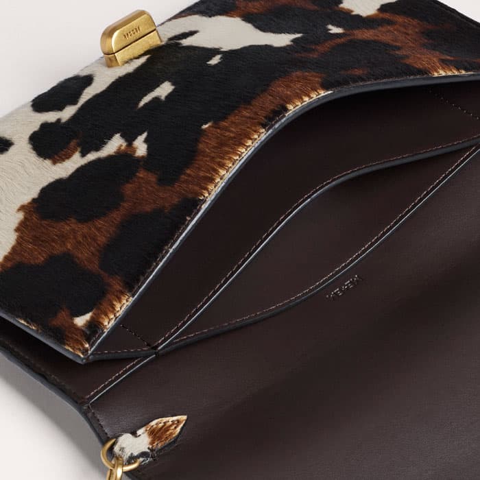 It's designed with three internal compartments to organise your belongings.