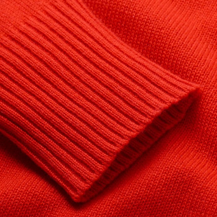 Crafted from luxuriously soft cashmere yarn, knitted in a plain jersey stitch with ribbed trims.