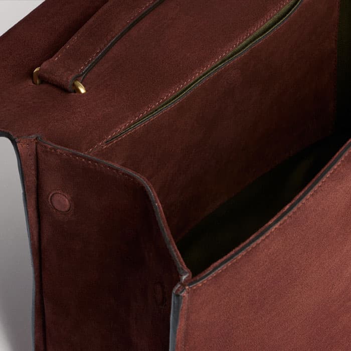 The slip pockets are optimal for holding cards and train tickets.
