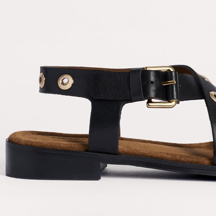 The leather-covered roller buckle is elasticated for extra flexibility.